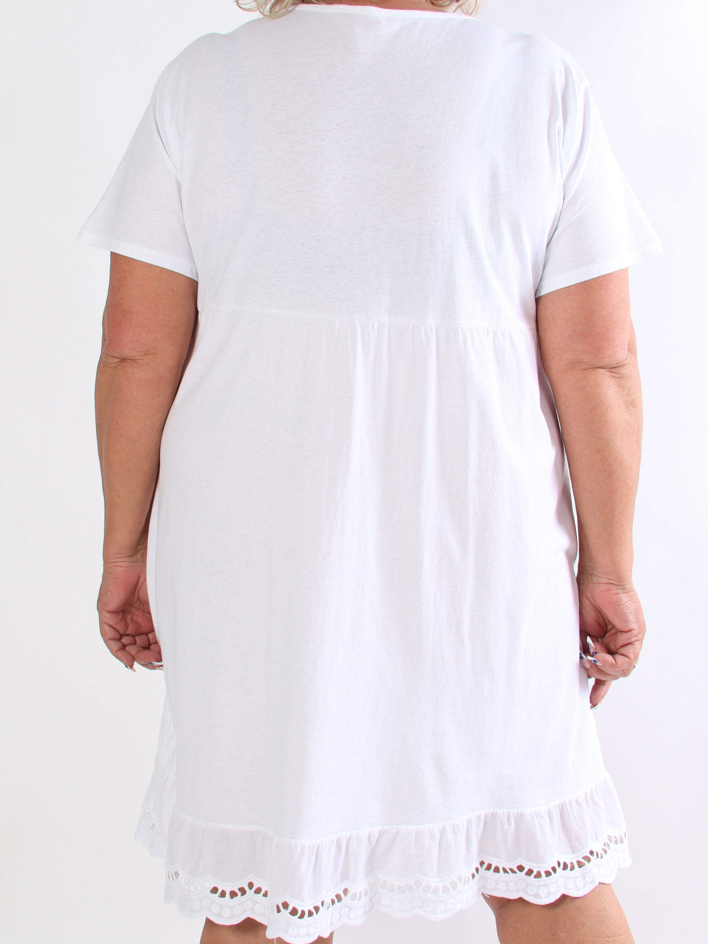 Laiba - Plus size kjole i bomuld med t-shirt ærmer og broderet flæsekant forneden